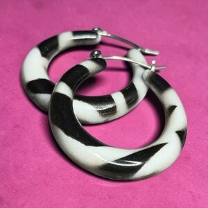 Vintage Tortoise Shell Hoop Earrings - 80’s/90’s retro vibe - black and white